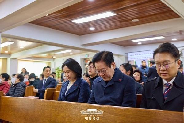 이재명 대통령과 김혜경 여사가 지난해 12월25일 계양구의 한 교회에서 열린 성탄 예배 참석 일정에 김남준(오른쪽) 청와대 대변인도 동행했다. /대통령실 제공