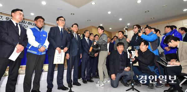 윤관석(사진 왼쪽) 전 민주당 국회의원이 20일 인천시당에 복당을 신청했다. 2026.2.20 /조재현기자 jhc@kyeongin.com