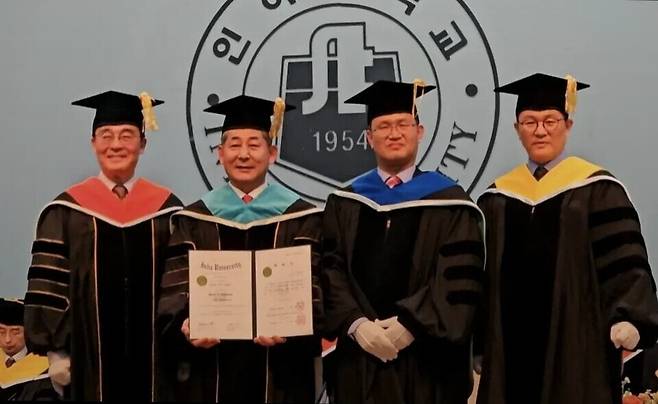 ▲ 정해권(왼쪽 두 번째) 인천시의회 의장이 지난 20일 인천 미추홀구 인하대 대강당에서 열린 2026년 2월 학위 수여식에서 박사 학위를 받고 조명우 총장과 기념사진을 촬영하고 있다. /출처=정해권 의장 페이스북