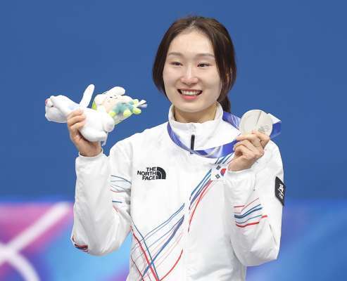 1,500m 시상식에서 은메달을 들어보이는 최민정