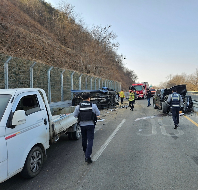 ▲ 경북 의성군 비안면 쌍계리 도로에서 21일 의성소방서 구조대원과 경찰관들이 도로 우측 방음벽 옆에 전도된 트럭과 전면이 파손된 SUV 사이에서 교통사고 현장 정리와 구조 활동을 하고 있다. 의성소방서 제공