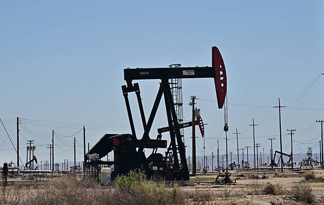 캘리포니아 컨 카운티 버튼윌로우 유전에서 펌프잭이 보인다.(AFP연합뉴스)
