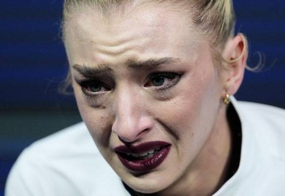 앰버 글렌이 2026년 2월 17일(현지시간) 이탈리아 밀라노에서 열린 2026 동계올림픽 피겨스케이팅 여자 싱글 쇼트프로그램 경기를 마친 뒤 점수를 확인하며 반응하고 있다. (사진=AP뉴시스)