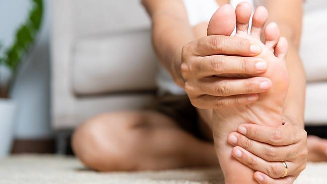 고혈당 상태가 지속되면 신경이 서서히 손상되는 당뇨병성 말초신경병증이 나타난다 | 출처: 클립아트코리아