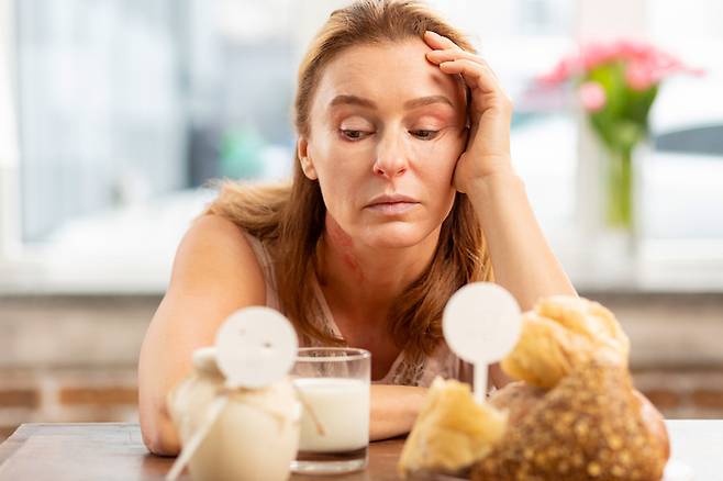 우유 등 유제품과 글루텐 성분이 들어 있는 밀가루 음식에 알레르기가 있으면 여간 힘든 게 아니다. 생명공학으로 만든 특정 균주가 장내에서 부티르산을 직접 생산해, 무너진 장내 생태계 복원에 좋은 영향을 미칠 수 있음을 시사하는 사례 연구 결과가 나왔다. 사진=게티이미지뱅크