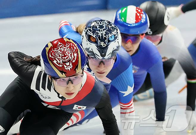 쇼트트랙 최민정이 20일(현지시간) 이탈리아 밀라노 아이스 스케이팅 아레나에서 열린 2026 밀라노·코르티나담페초 동계올림픽 쇼트트랙 여자 1500m 준결승에서 역주하고 있다. 2026.2.21 ⓒ 뉴스1 김진환 기자