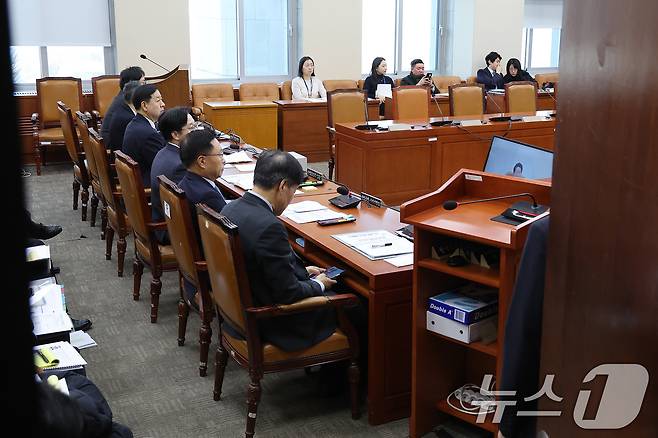 구윤철 경제부총리 겸 재정경제부 장관과 김정관 산업통상부 장관이 12일 서울 여의도 국회에서 열린 대미투자특별법처리를위한특별위원회 전체회의에 출석하고 있다. 2026.2.12 ⓒ 뉴스1 신웅수 기자