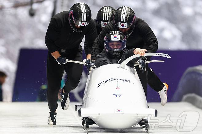 2026 밀라노·코르티나담페초 동계 올림픽 봅슬레이 남자 4인승 경기에 출전하는 김진수 팀. ⓒ AFP=뉴스1