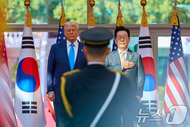 이재명 대통령이 2025년 10월 29일 경북 경주박물관에서 열린 도널드 트럼프 미국 대통령 공식 환영식에서 국민의례를 하고 있다. (이재명 대통령 SNS. 재판매 및 DB 금지) 2025.10.30 ⓒ 뉴스1 허경 기자