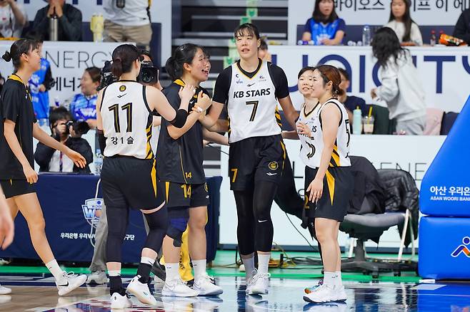 청주 KB스타즈 박지수(7번)가 21일 열린 2025-26 여자프로농구 아산 우리은행전에서 23점 15리바운드 3블록으로 맹활약을 펼쳐 팀의 70-68 승리를 이끌었다. (WKBL 제공)