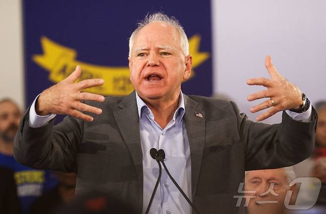 팀 월즈 미네소타 주지사가 노스캐롤라이나주 더럼에서 열린 선거 집회서 유세를 하고 있다. 2024.10.18 ⓒ AFP=뉴스1