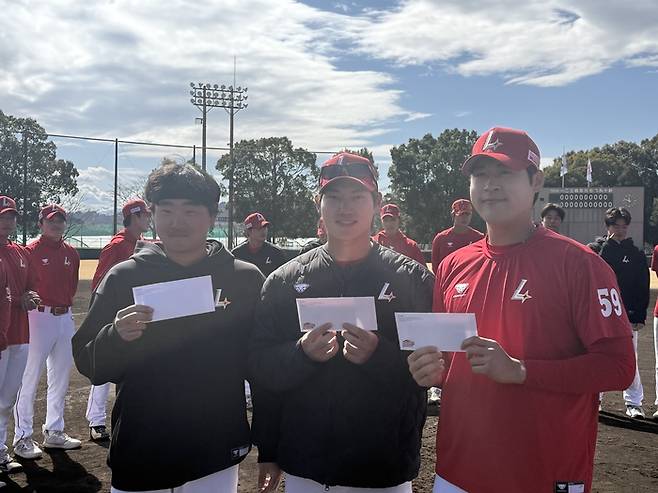 왼쪽부터 포수 신범수, 외야수 이원준, 투수 백승건. 사진 | SSG 랜더스