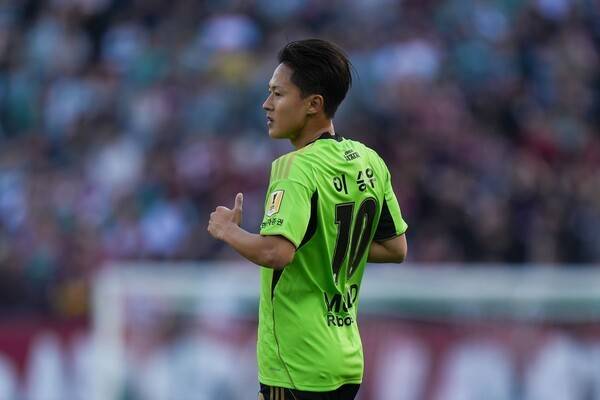 전북현대 이승우가 21일 전주월드컵경기장에서 치러진 대전하나시티즌과의 쿠팡플레이 K리그 슈퍼컵 2026에서 동료를 바라보고 있다. /사진=전북현대