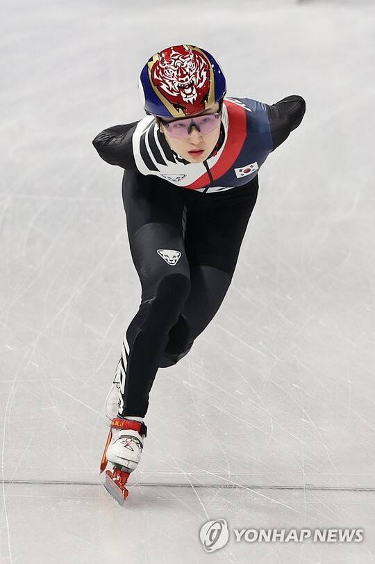 결승선 통과 후 한 바퀴를 더 달린 최민정. ⓒ연합뉴스