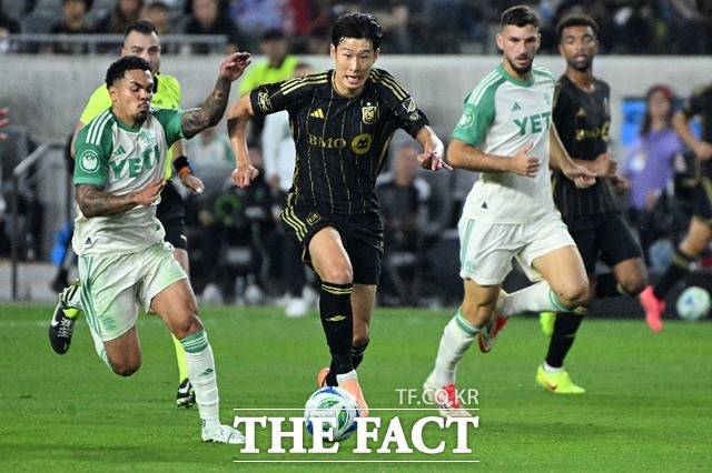 LAFC의 손흥민이 22일 오전(한국 시간) 2026 MLS 개막전에서 리오넬 메시의 인터 마이애미와 개막전을 펼쳐 꿈의 매치업 '손메대전'이 펼쳐질 것으로 보인다. 사진은 지난해 10월 경기 장면./AP.뉴시스