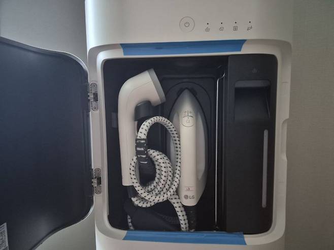 LG 시스템 아이어닝 본체 중앙부에 스팀 다리미, 핸디 스티머, 퀵 행어, 라인 거치대가 수납된 모습. 김진영 기자