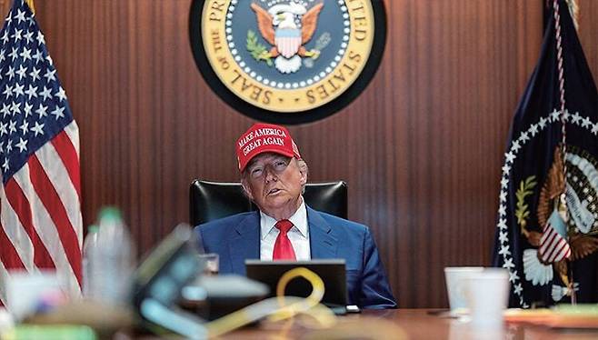 도널드 트럼프 미국 대통령이 작년 7월 21일 워싱턴 DC 백악관 상황실에서 이란 핵 시설 공습 상황을 지켜보고 있다. /백악관