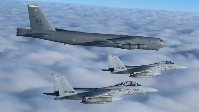 미 공군 전략 폭격기 B-52H가 2024년 12월 서태평양에서 일본 자위대 소속 F-15 전투기의 호위 속에 합동 훈련을 하고 있다. /일본 자위대