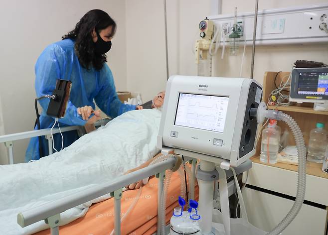 지난 10일 오후 경기 안산의 한 노인 병원에서 루게릭병 환자의 딸 조모씨가 아버지를 간병하고 있다. 조씨는 최근 간호조무사 일을 그만두고 부친을 돌보고 있다./ 고운호 기자