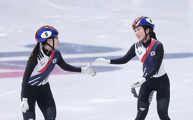 쇼트트랙 김길리가 20일(현지시간) 이탈리아 밀라노 아이스 스케이팅 아레나에서 열린 2026 밀라노·코르티나담페초 동계올림픽 쇼트트랙 여자 1500m 결승에서 금메달을 확보한 후 은메달을 확보한 최민정과 대화하고 있다. /뉴스1