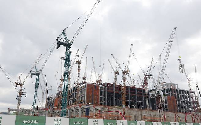 1월 9일 경기도 용인시의 한 공사현장에서 분주하게 공사가 진행되고 있다. /뉴스1