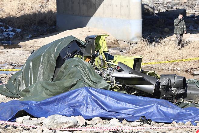 지난 9일 경기 가평군에 코브라 헬기(AH-1S)가 추락해 현장에서 관계자들이 사고를 수습하고 있다. 이 사고로 조종사 2명이 사망했다./뉴스1