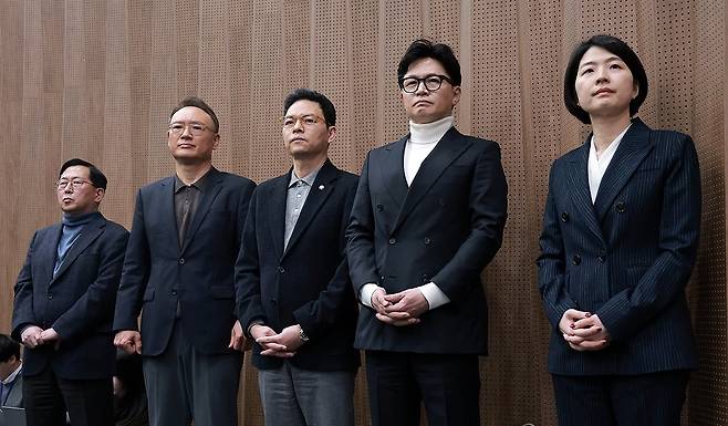국민의힘 한동훈 전 대표가 13일 국회 소통관에서 배현진 의원의 당원권 정지 1년 처분 관련 기자회견을 지켜보고 있다. 왼쪽부터 국민의힘 유용원·안상훈·박정훈 의원, 한 전 대표, 한지아 의원. 연합뉴스