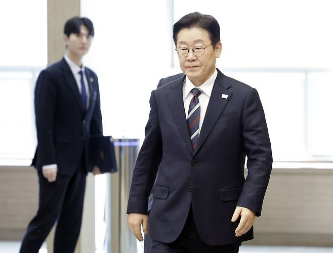 이재명 대통령이 19일 청와대에서 열린 수석보좌관회의에 입장하고 있다. (청와대통신사진기자단) 2026.2.19 ⓒ 뉴스1