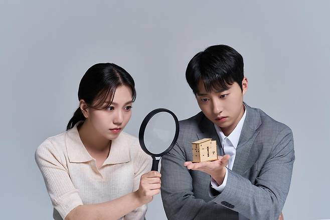 주택 모형을 손에 올려두고 돋보기로 살펴보는 모습. 30년 이상 고정금리 주택담보대출 확대 논의 속에서 대출 조건과 금리 구조를 신중히 비교·검토하는 차주의 상황을 상징적으로 보여준다. 게티이미지뱅크