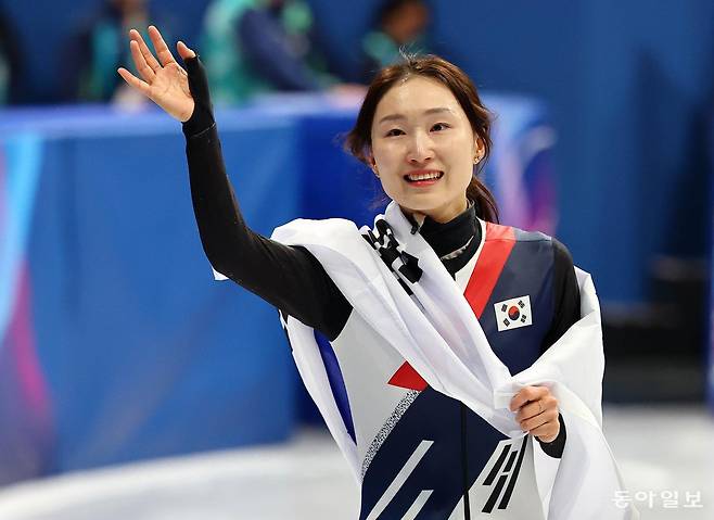 쇼트트랙 최민정이 20일(현지시간) 이탈리아 밀라노 아이스 스케이팅 아레나에서 열린 2026 밀라노·코르티나담페초 동계올림픽 쇼트트랙 여자 1500m 결승에서 은메달을 확보한 후 태극기를 두른 채 인사하고 있다. 전영한 기자 scoopjyh@donga.com