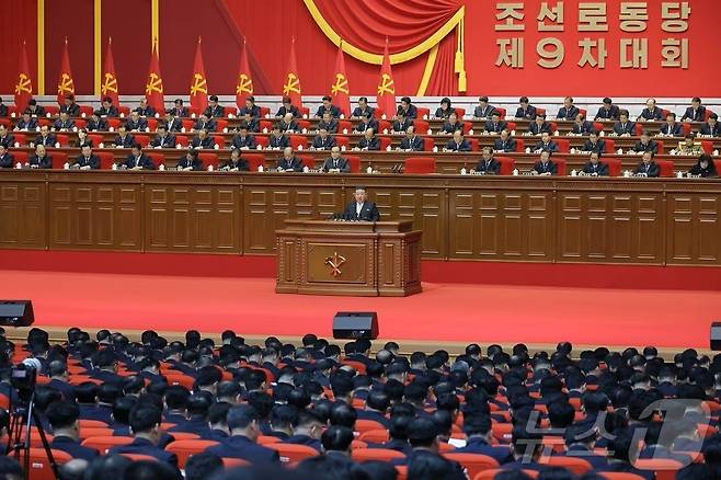 북한 노동당 기관지 노동신문은 21일 “노동당 제9차대회 2일회의가 2월 20일에 진행됐다”며 “대회는 1일 회의에 이어 첫째 의정 ‘조선노동당 중앙위원회 사업총화’에 대한 토의사업을 계속했다”고 보도했다. 뉴스1