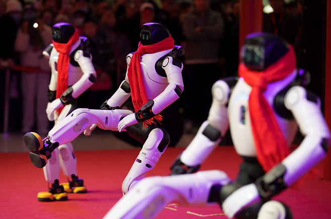 2월 19일 중국 베이징의 한 축제 현장에서 휴머노이드 로봇들이 춤을 추고 있다. AP 뉴시스