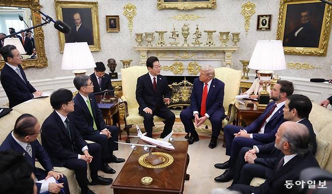 이재명 대통령이 25일(현지시간) 미국 워싱턴DC 백악관 오벌 오피스에서 도널드 트럼프 미국 대통령과 한미정상회담을 하고 있다. 워싱턴=송은석 기자 silverstone@donga.com