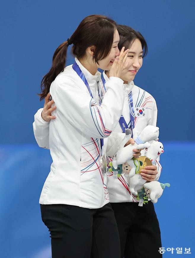 20일(현지시간) 이탈리아 밀라노 아이스스케이팅 아레나에서 열린 2026 밀라노 코르티나담페초 동계올림픽 여자 쇼트트랙 여자 1500m에서 은메달을 딴 최민정(왼쪽)이 눈물을 흘리자 금메달을 딴 김길리가 다독이고 있다. 밀라노=전영한 기자 scoopjyh@donga.com