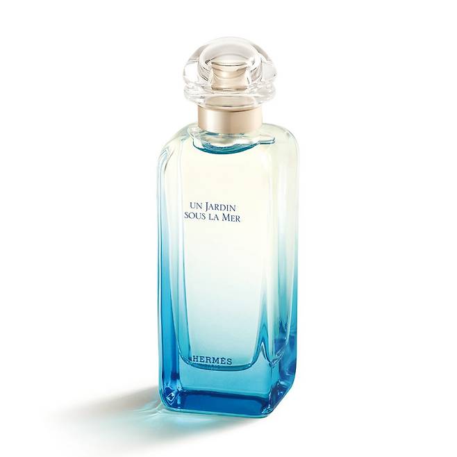 이국적인 티아레 꽃향기에 타마누 열매, 산호 어코드, 미네랄 노트를 더한 운 자르뎅 수 라 메르 오 드 뚜왈렛, 30ml 11만2천원, 50ml 16만5천원, 100ml 24만5천원, Hermès.