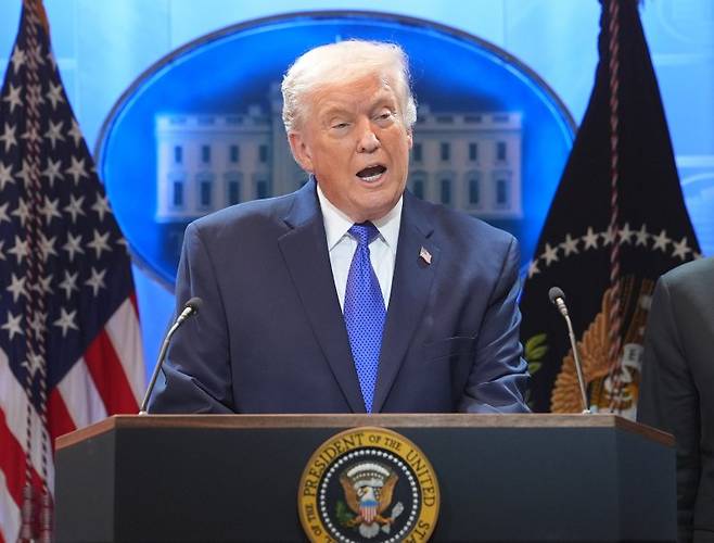 도널드 트럼프 미국 대통령이 20일(현지 시간) 백악관에서 대법원 관세 판결 관련 기자회견을 열고 발언하고 있다. AP 뉴시스