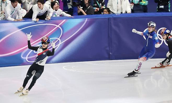 김길리가 21일(한국시각) 이탈리아 밀라노 아이스스케이팅 아레나에서 열린 2026 밀라노·코르티나담페초 겨울올림픽 쇼트트랙 여자 1500m 결승에서 금메달을 차지한 뒤 환호하고 있다. 연합뉴스