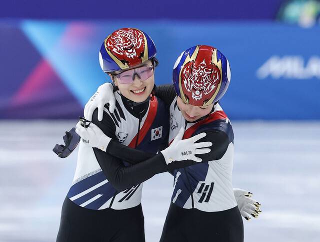 김길리(오른쪽)와 최민정이 21일 올림픽 여자 1500m 결승이 끝난 뒤 포옹하고 있다. 연합뉴스