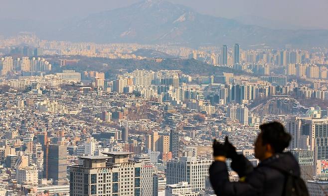 최근 케이비(KB)부동산 월간 주택 시계열 통계에 따르면, 지난 1월 서울 한강 이남 11개구의 중소형 아파트값은 평균 18억269만원으로 집계됐다. 사진은 서울 남산에서 바라본 시내 아파트 모습. 연합뉴스