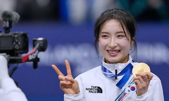 김길리가 21일(한국시각) 이탈리아 밀라노 아이스스케이팅 아레나에서 열린 2026 밀라노 코르티나담페초 겨울올림픽 쇼트트랙 여자 1500m 결승에서 금메달을 획득한 뒤 기뻐하고 있다. AP 연합뉴스