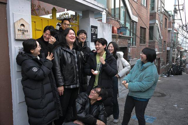 3일 서울 강북구 삼양동의 '안무서운회사 쉐어하우스'에서 만난 유승규 안무서운회사 대표가 현재 쉐어하우스에 거주 중인 은둔청년들과 이야기를 나누며 웃음을 터뜨리고 있다. 가운데 머리가 긴 남성이 유승규 대표. 최주연 기자