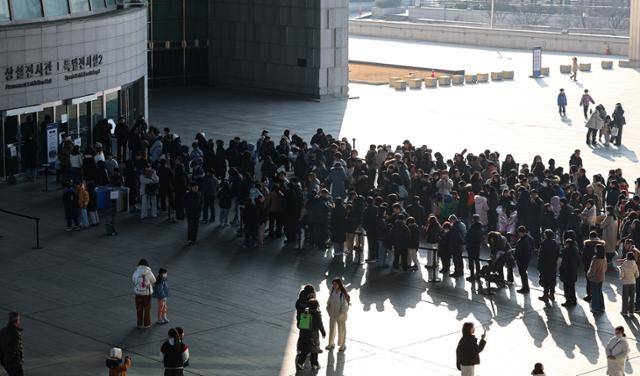 지난달 4일 서울 용산구 국립중앙박물관에서 관람객들이 입장을 기다리고 있다. 뉴스1