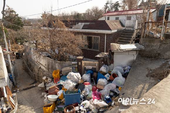 이주율 90%로 철거를 앞둔 서울 성북구 정릉골 재개발 현장에 쓰레기가 잔뜩 쌓여있다.  [사진=김민지 기자]