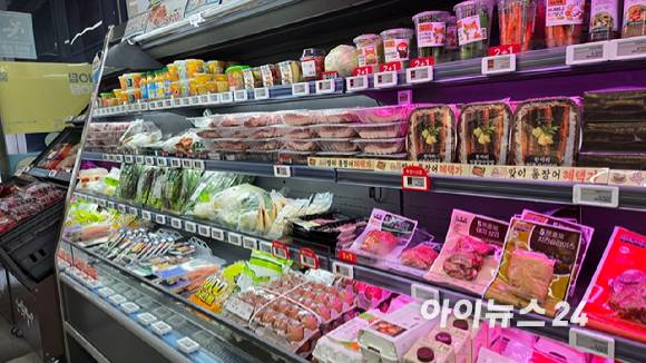 서울의 한 GS25에서 장어, 소고기, 돼지고기 등 다양한 신선식품을 판매하고 있다. [사진=아이뉴스24 DB]