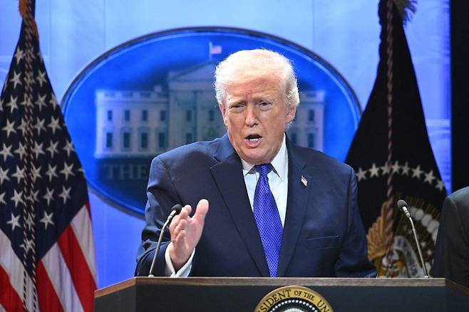 도널드 트럼프 미국 대통령이 20일(현지시간) 워싱턴 DC 백악관 브리핑룸에서 연방대법원의 상호관세 위법 판결에 대한 기자회견을 하고 있다. AFP=연합뉴스