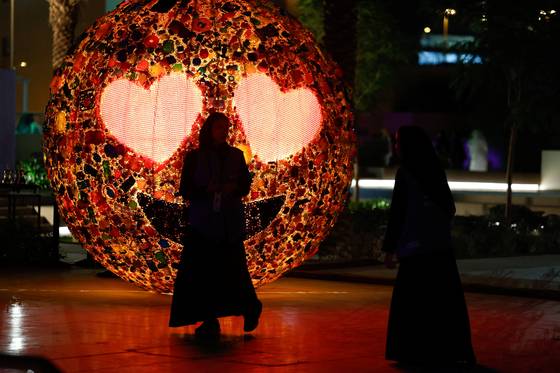 지난해 11월 19일 사우디아라비아의 수도 리야드에서 “눈 깜짝할 사이에(In the Blink of an Eye)”라는 주제로 빛 축제 ‘누르 리야드(Noor Riyadh)’가 열렸다. 기사 내용과 무관한 자료사진. 로이터=연합뉴스