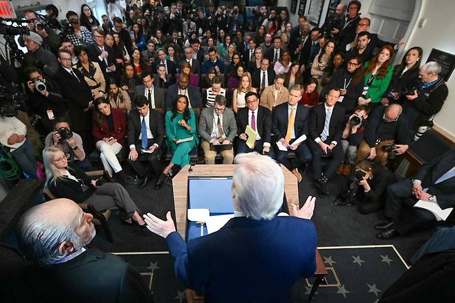 도널드 트럼프 미국 대통령이 20일(현지시간) 백악관에서 이날 연방 대법원이 상호관세를 위법이라고 최종 판단한 것과 관련한 기자회견을 진행하고 있다. AFP=연합뉴스