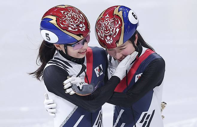 (밀라노=뉴스1) 김성진 기자 = 쇼트트랙 여자 1500m에서 은메달을 확보한 최민정(왼쪽)이 20일(현지시간) 이탈리아 밀라노 아이스 스케이팅 아레나에서 열린 2026 밀라노·코르티나담페초 동계올림픽 쇼트트랙 여자 1500m 결승에서 금메달을 확보한 후 김길리를 축하하고 있다. 2026.2.21/뉴스1