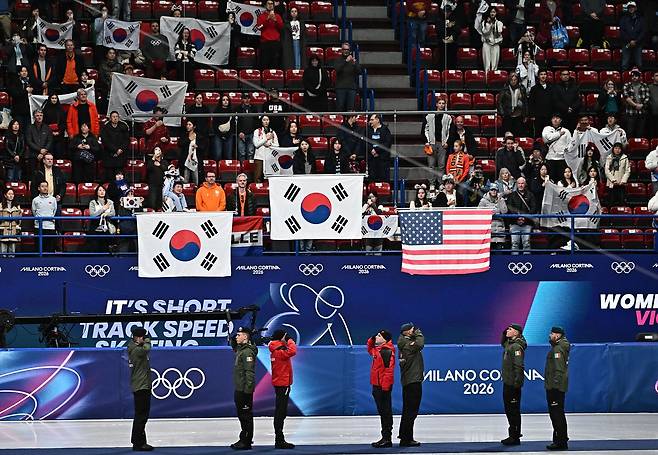 21일(한국시간) 이탈리아 밀라노 아이스스케이팅 아레나에서 열린 2026 밀라노 코르티나·담페초 동계올림픽 여자 쇼트트랙 여자 1500m 결승 시상식에서 태극기가 계양되고 있다. 김종호 기자
