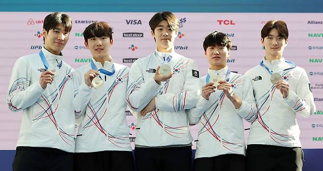 쇼트트랙 남자 5000m 계주 결승에서 은메달을 차지한 남자 대표팀의 황대헌(왼쪽부터), 임종언, 이준서, 이정민, 신동민이 21일(현지시간) 이탈리아 밀라노의 빌라 네키 캄필리오(Villa Necchi Campiglio)에 마련된 코리아하우스에서 열린 기자회견에서 기념 촬영을 하고 있다. 뉴스1